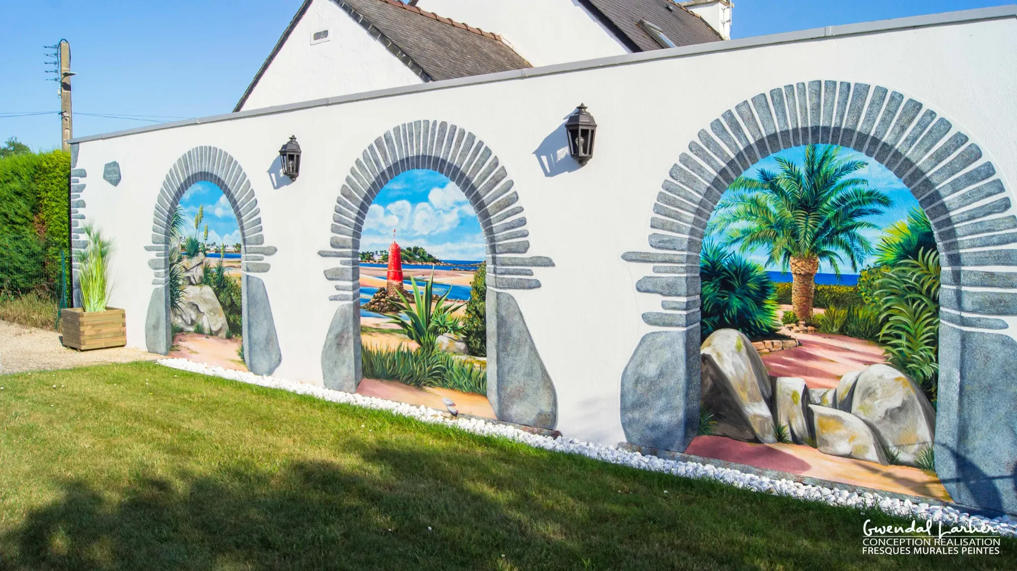 Vue en angle des trois arches en trompe-l'œil sur le mur de jardin d'un particulier à Locquirec